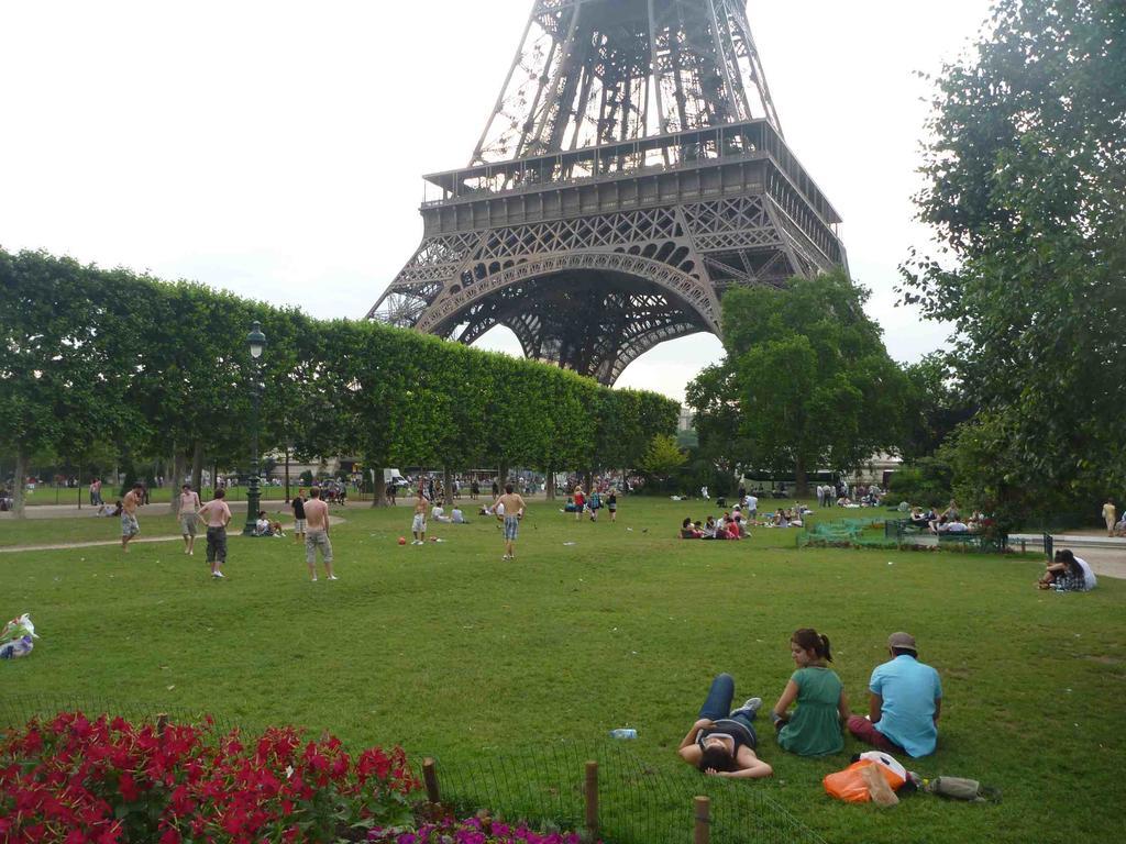 Apartmán Eiffel Tower Champs De Mars Paříž Exteriér fotografie